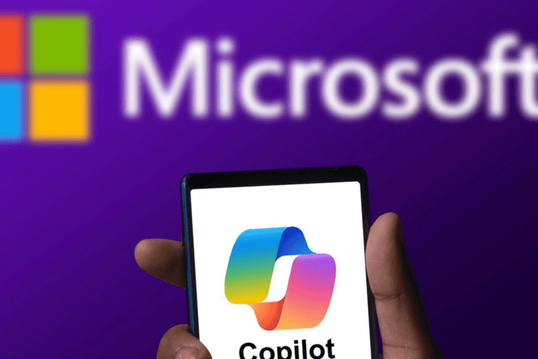 Billede af telefon hvor der står Copilot og Microsoft logo i baggrunden.