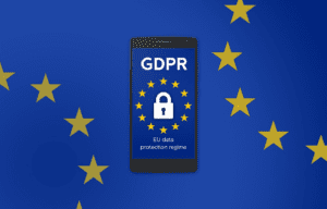 Telefon med EU stjerner og GDPR tekst med en låst hængelås